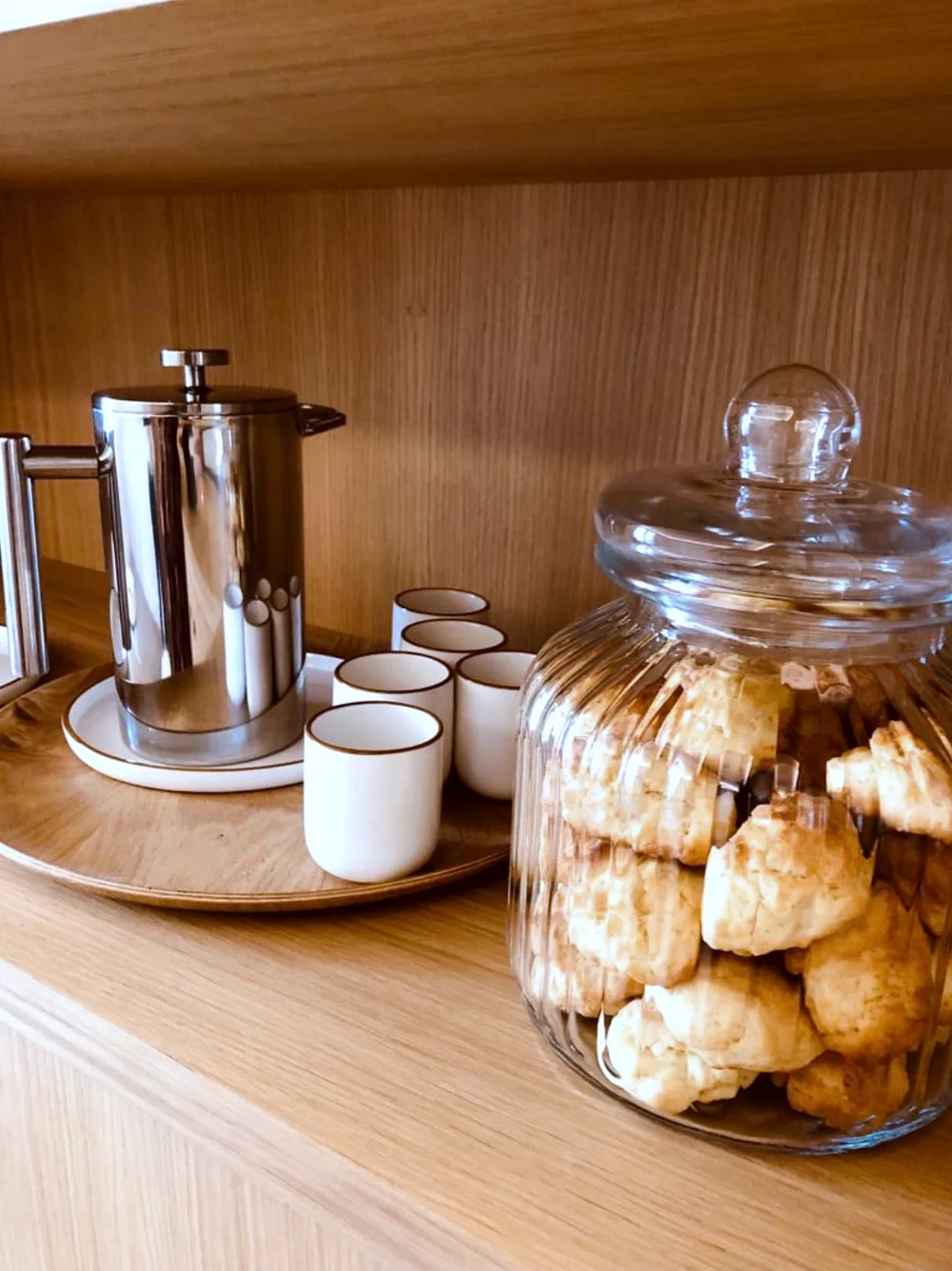 Cafetière, tasses et biscuits proposés à l’accueil
