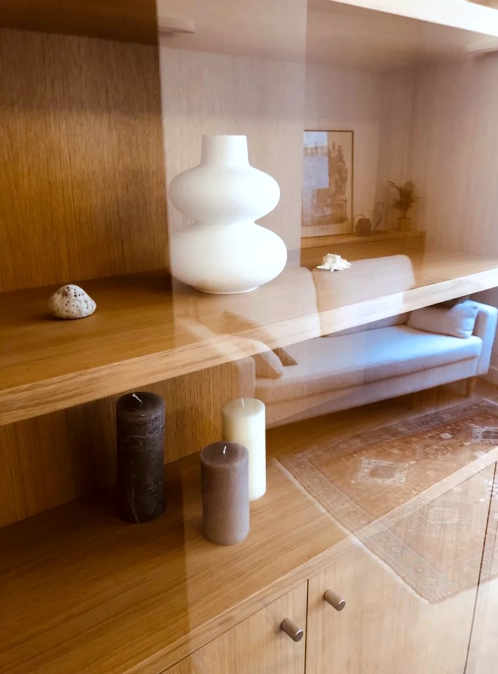 Étagères en bois et objets de décoration