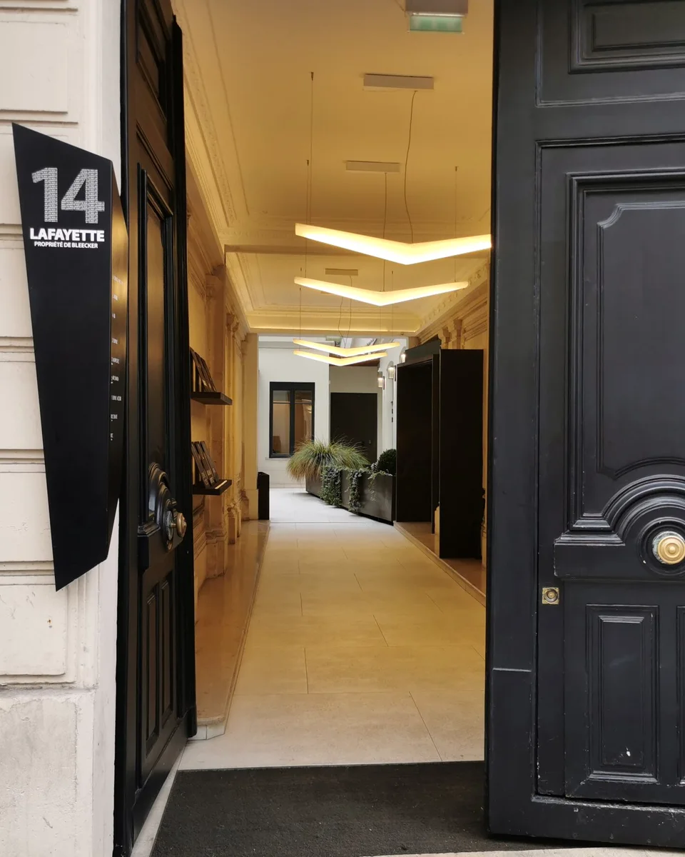 Porte d’entrée du 14 rue La Fayette ouverte sur le hall